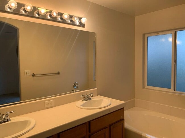Building Photo - Beautiful and spacious 3 bedroom!