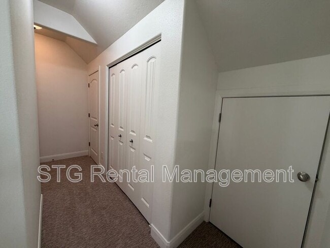 Building Photo - 449 W 500 N