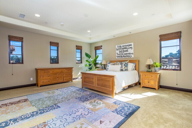 Building Photo - Large 5 bed / 5 bath Tuscan Style Home on ...