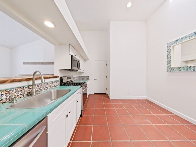 Building Photo - Charming 2-Bedroom Single-Story Furnished ...