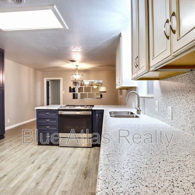 Building Photo - 608 W Pleasantview Dr