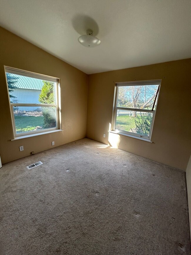 Building Photo - For Lease: 3BR/2BA Home with Spacious Yard...