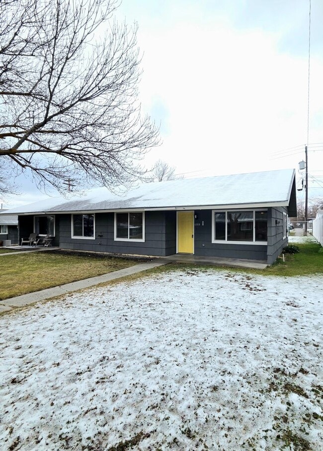 Building Photo - 1231/1233 Montana St. Duplex