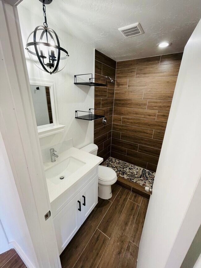 Building Photo - Renovated in the heart of Roosevelt Distri...