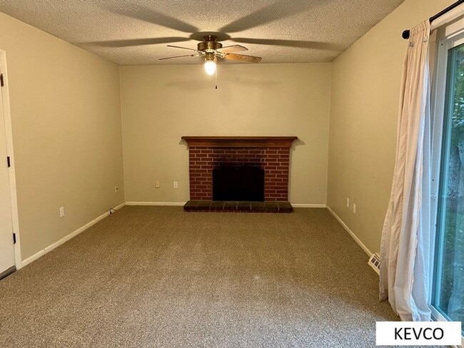 Building Photo - Great Three Bed in Campus West!