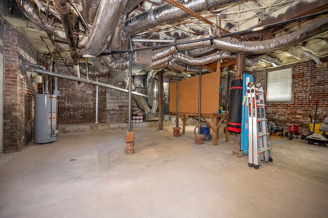 Building Photo - 214 N Sunset Dr