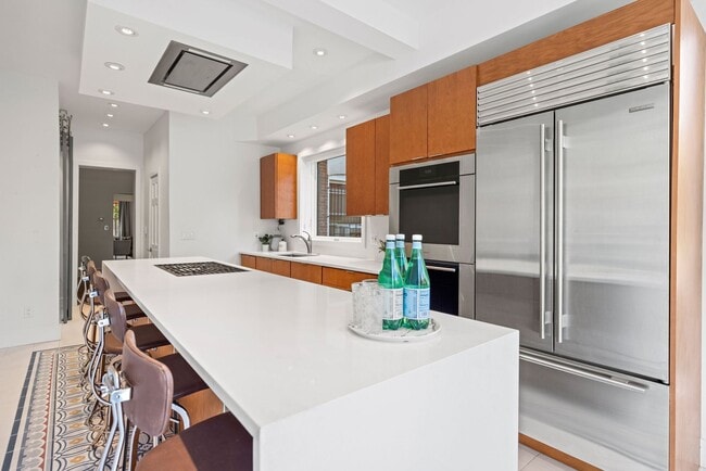 Building Photo - Gorgeous, Spacious 4BR with Updated Kitche...