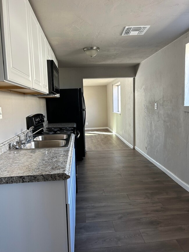 Building Photo - 212 W Blacklidge Dr