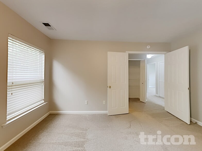 Building Photo - 8274 Eastshore Dr