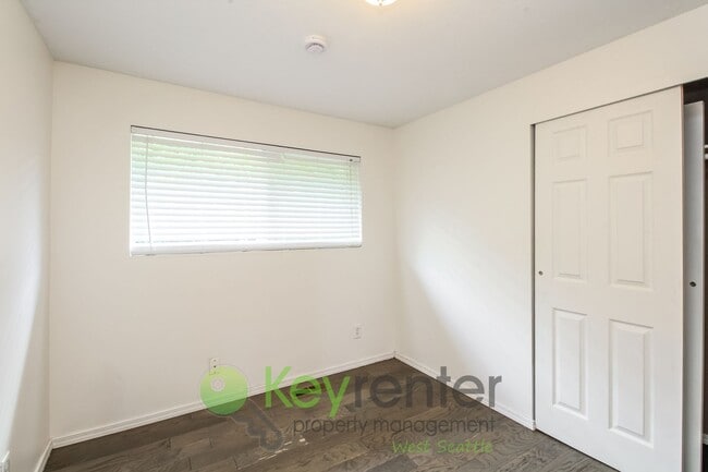 Building Photo - Spacious 4 Bedroom with Open Floor Plan and AC