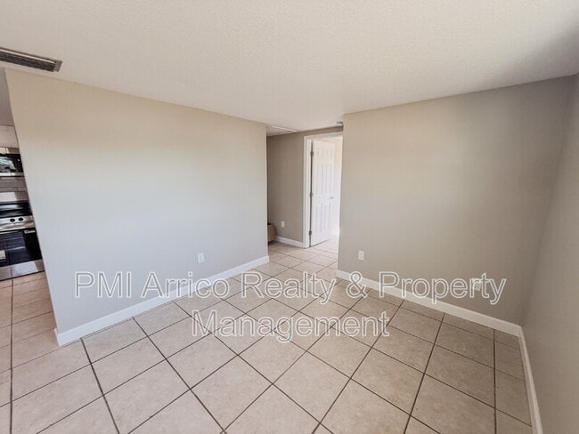 Building Photo - 818 Bayview Dr