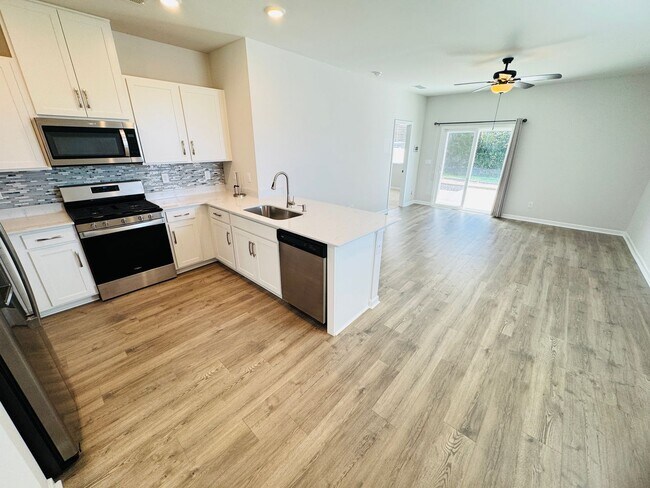 Building Photo - FOR LEASE- ONE LEVEL, SINGL-FAMILY HOME IN...