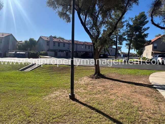 Building Photo - 1961 N Hartford St