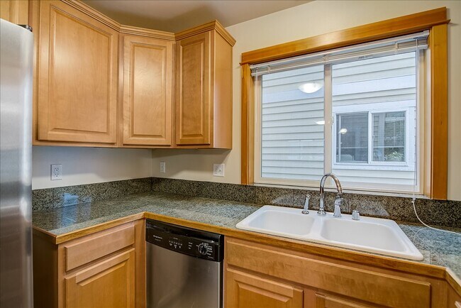 Building Photo - 844 NE 66th St