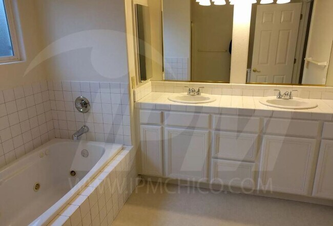 Building Photo - 143 W 3rd Ave