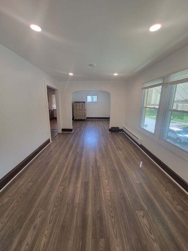 Building Photo - 1185 E 167th St