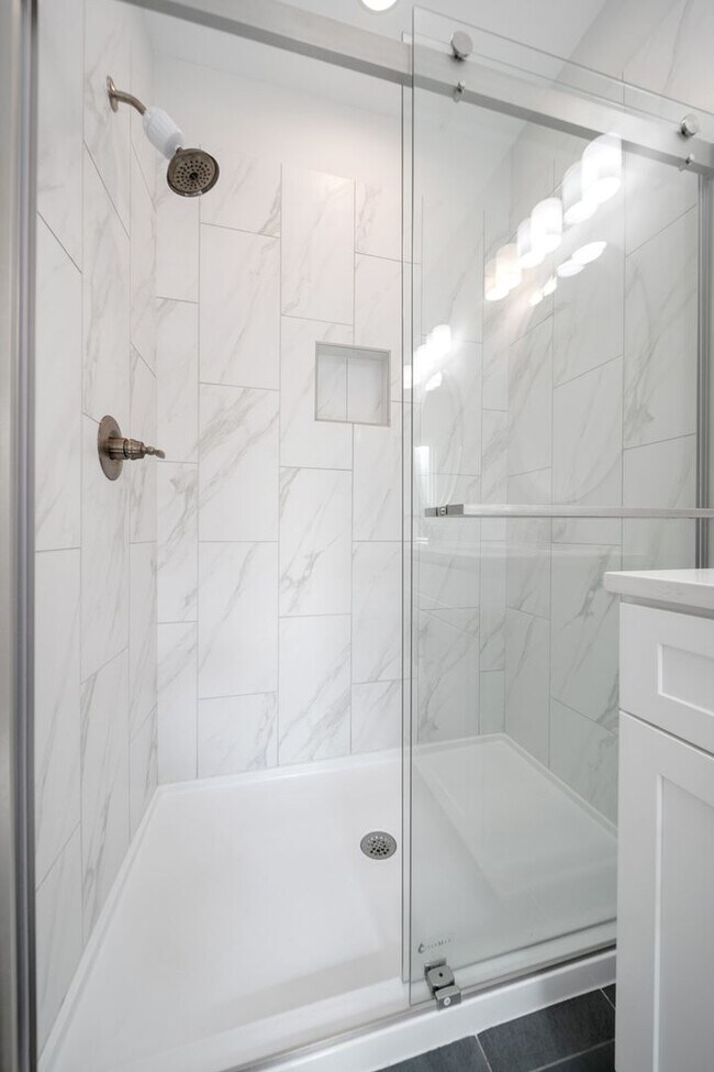 Building Photo - Stunning 2BE/2.5BA townhome next to Percy ...