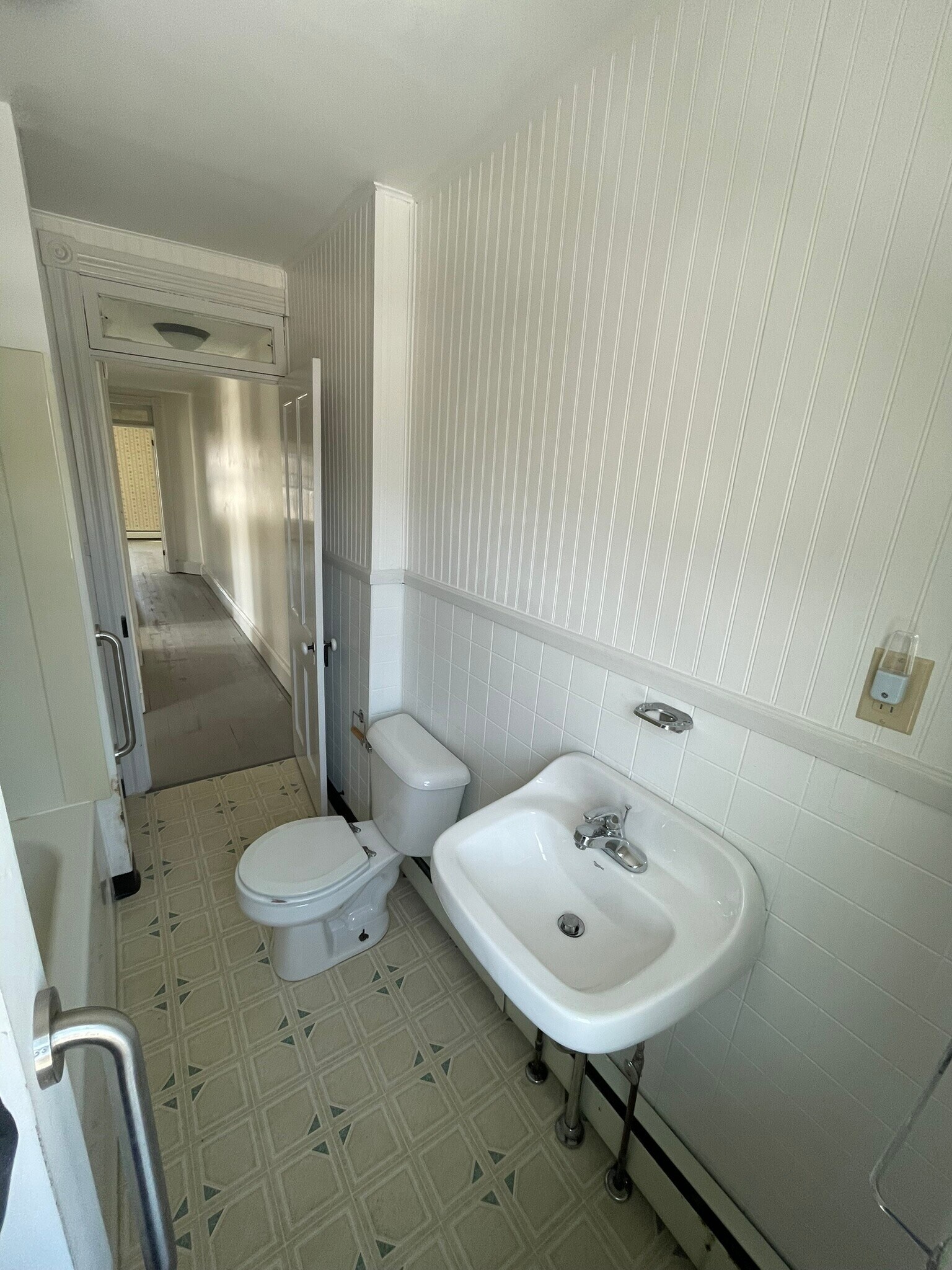 Upstairs Bath - 31 S Fayette St