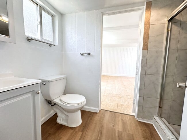 Building Photo - LARGE 4 BEDS 2 FULL BATHS HOUSE FOR RENT!