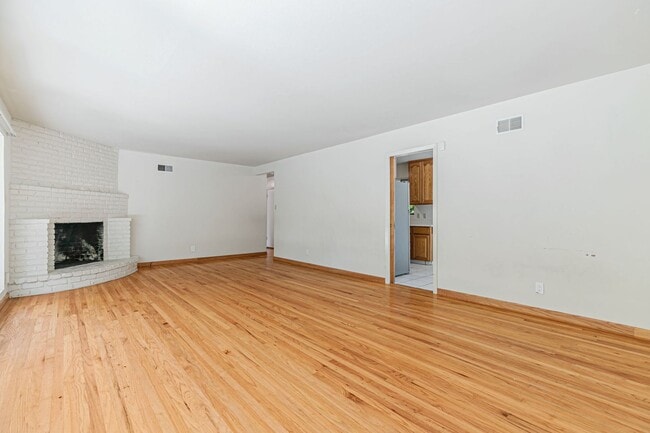 Building Photo - Classic Ranch Style Home in Top School Dis...
