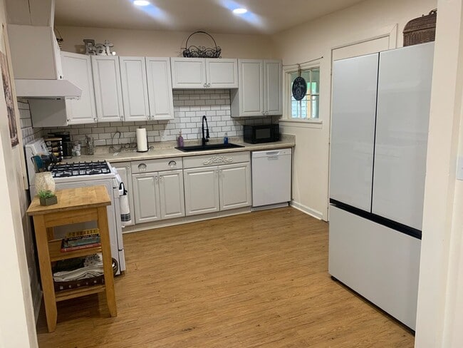 Building Photo - $2,350 Furnished or $2,150 Unfurnished, Three Bedrooms, Two Baths Duplex available now!