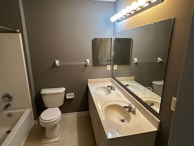 Building Photo - Fantastic Location, No Maintenence Condo