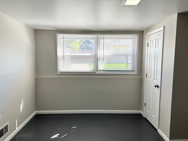 Building Photo - 525 Ryan Ln