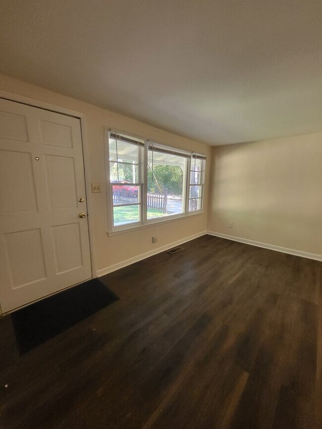 Building Photo - Charming Cottage on the Eastside Available Now