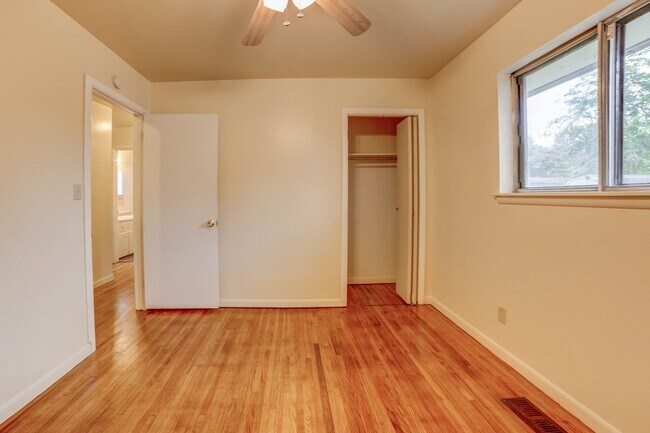 Building Photo - 3 BED 2 BATH! Schedule a tour today!