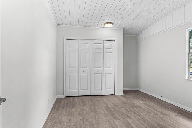 Building Photo - 1702 E Carol Dr