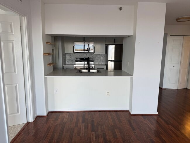 Building Photo - 10101 Grosvenor Pl