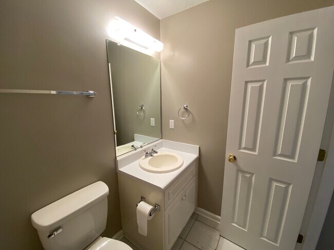 Building Photo - 2 Bedroom, 2 Bath End Unit Townhome in Bro...