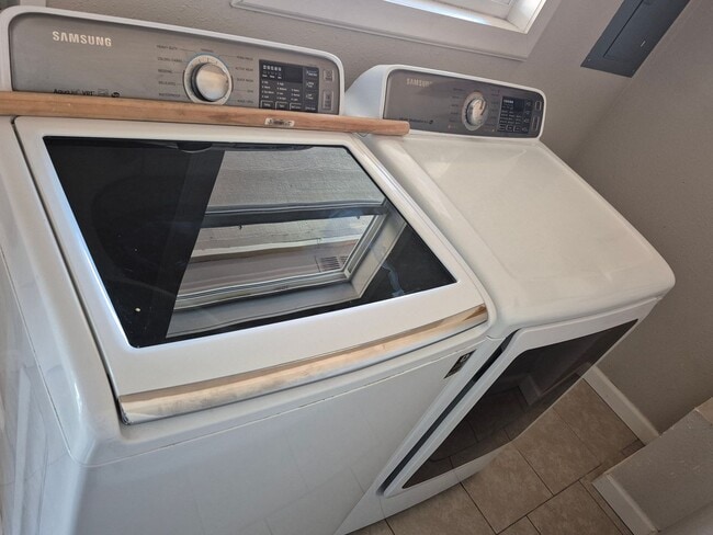 Building Photo - Beautiful 3 bedroom 2 bathroom home