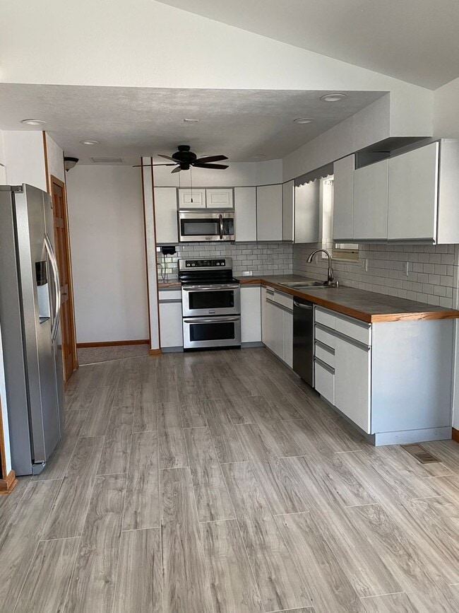 Building Photo - 3 Bedroom 2 Bath home