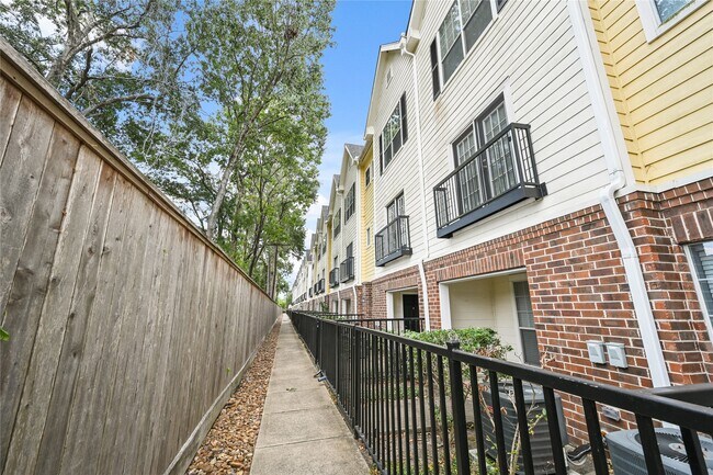 Building Photo - 9200 Westheimer Rd