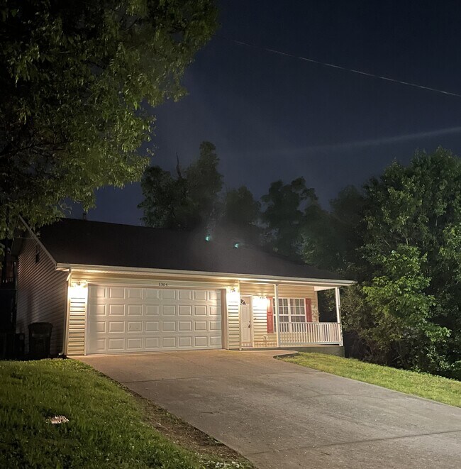 Primary Photo - 1304 Goldleaf St