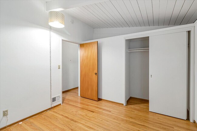 Building Photo - 3 Bedroom 2 Bath Home located in Palo Alto's Palo Verde Neighborhood!
