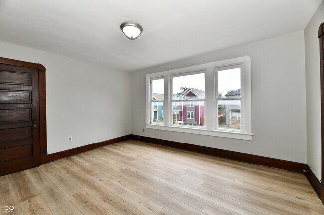 Building Photo - 852 N Rural St