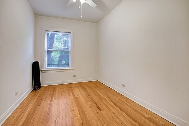 Building Photo - Light and Bright West Wrigleyville/Roscoe Village