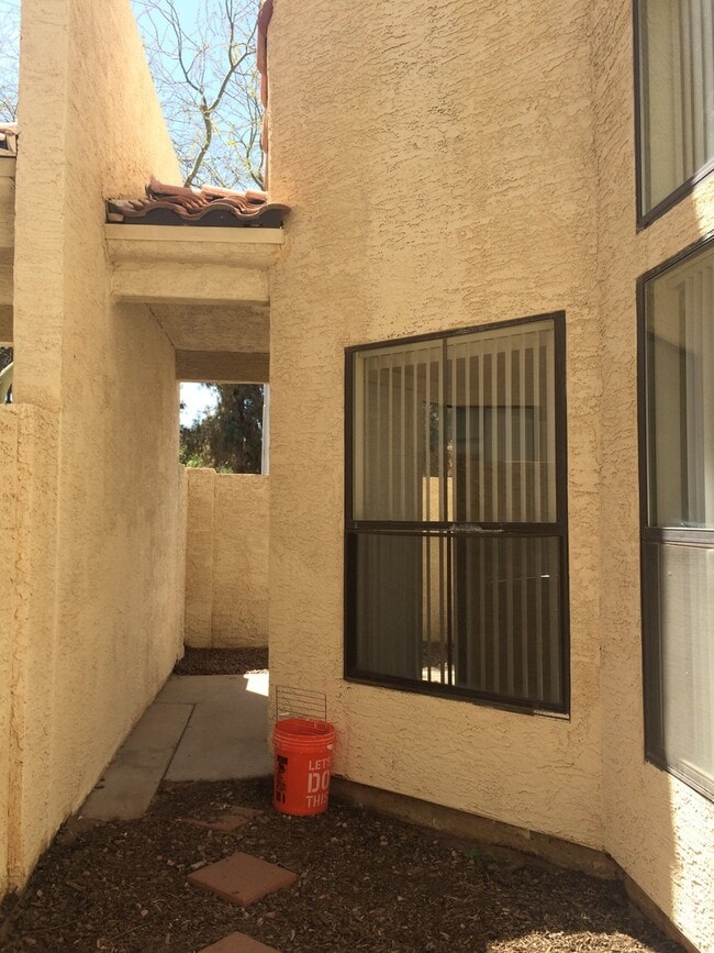 Building Photo - Under Market Rate! 3 bedroom 2 bath Townho...