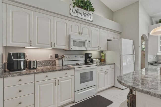 Building Photo - Must See Immaculate 3/2 Rainbow Springs with Lanai