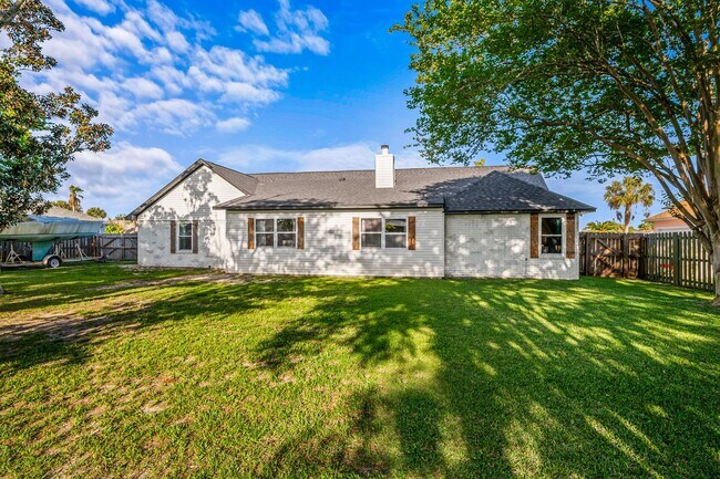 Building Photo - Stunning 4 bedroom with two bonus spaces, ...