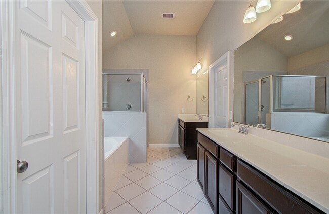 Building Photo - 15702 Whisper Woods Dr