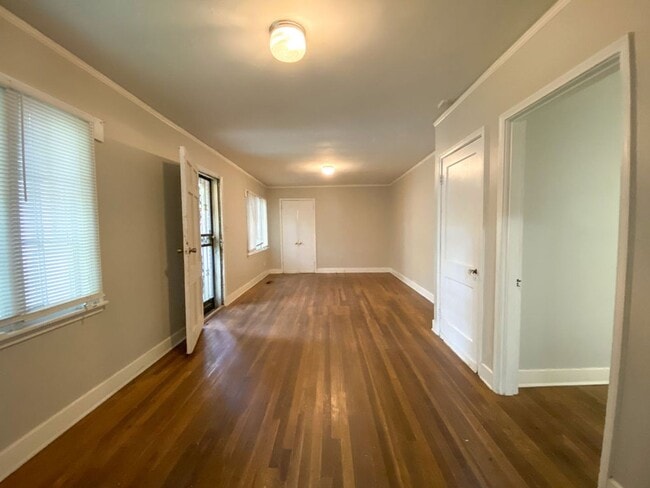 Building Photo - 3 bed, 1 bath by the University of Memphis