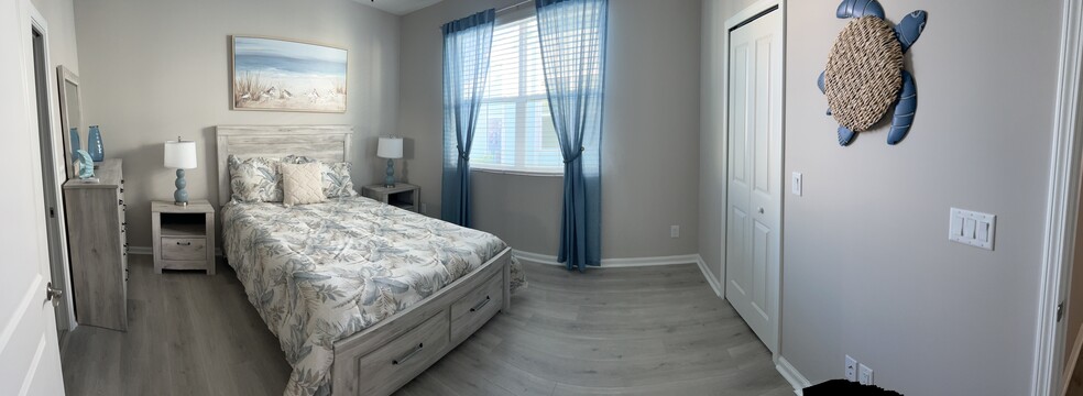 Master bedroom with queen size bed / large walk in closet - 119 Treasure Past Way