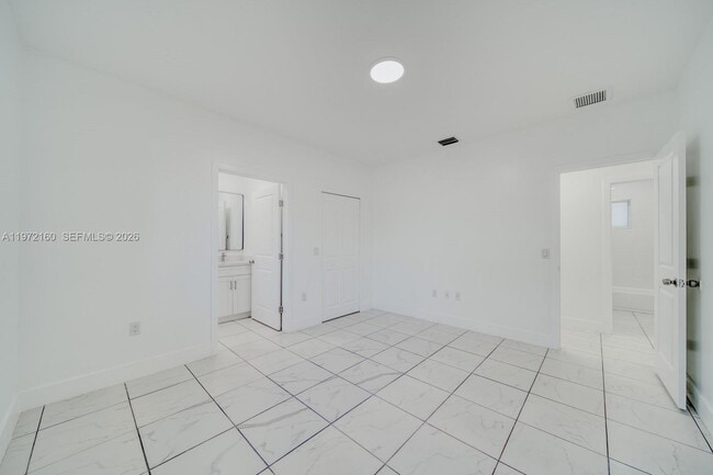 Building Photo - 14710 NE 7th Ct