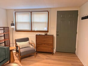 Building Photo - 6 1617