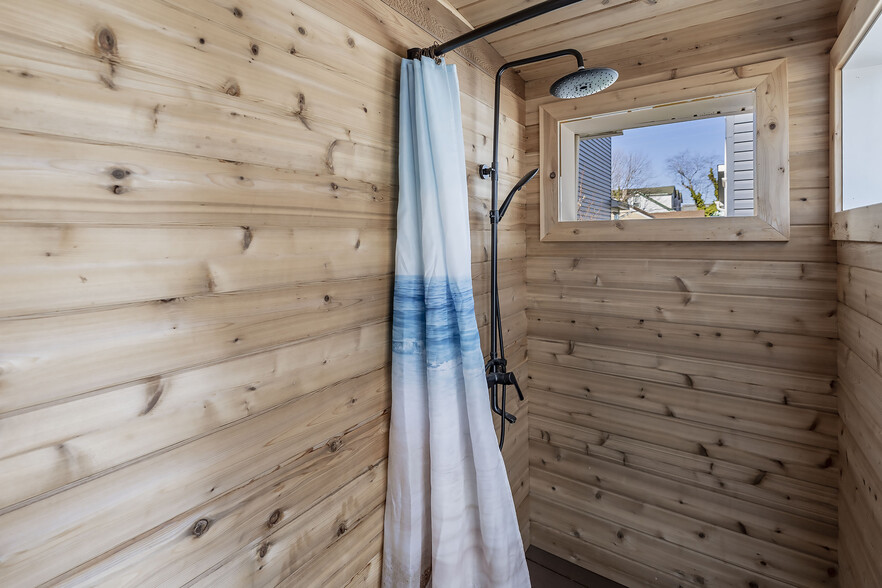 Outdoor Shower - 320 15th Ave