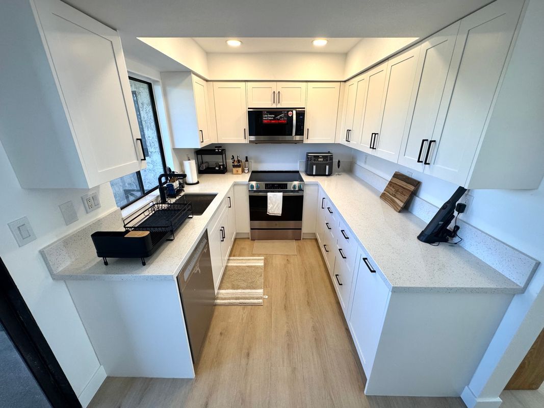 Building Photo - 400 S Flower St