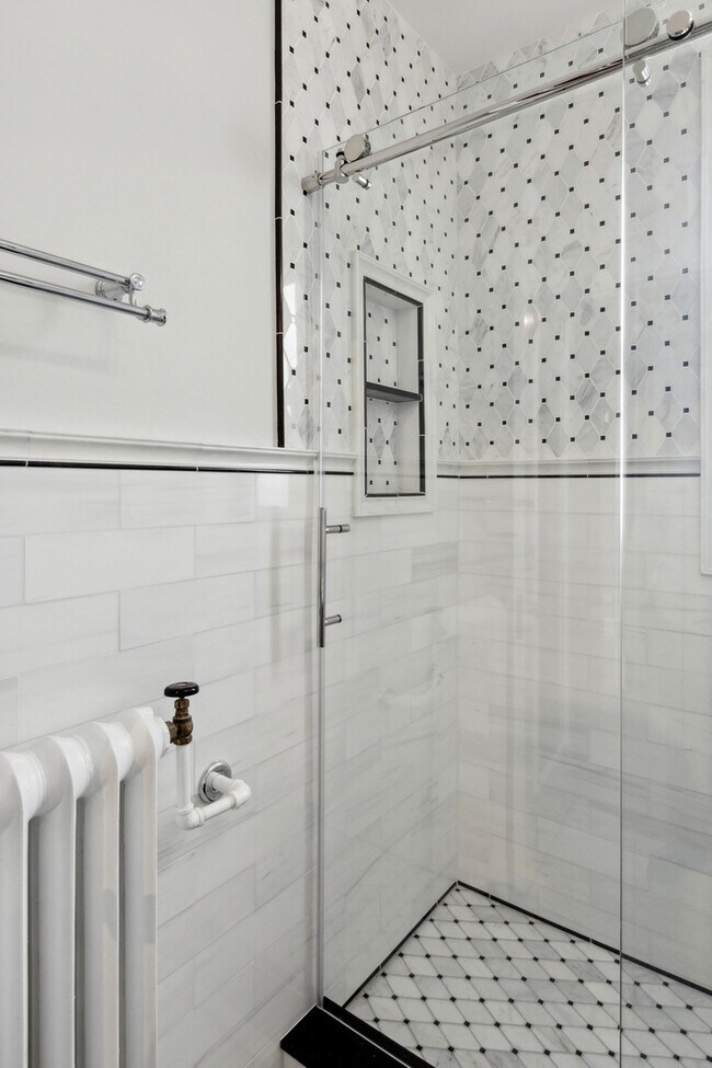 Building Photo - 1205 W Sherwin Ave